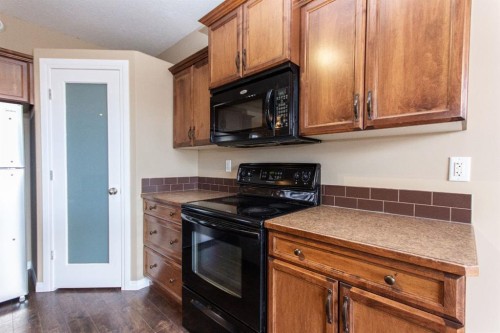 152 Oswald Close, Red Deer, AB - Indoor Photo Showing Kitchen