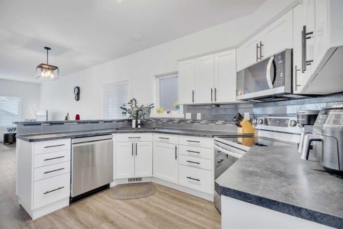 98 Village Crescent, Red Deer, AB - Indoor Photo Showing Kitchen With Upgraded Kitchen