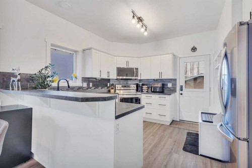 98 Village Crescent, Red Deer, AB - Indoor Photo Showing Kitchen With Upgraded Kitchen