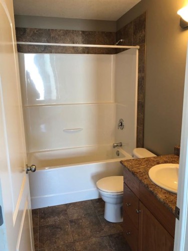 31-6802 50 Avenue, Camrose, AB - Indoor Photo Showing Bathroom