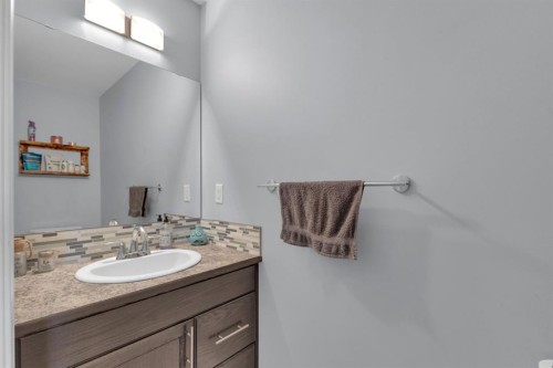 38 Rolling Hills Bay, Blackfalds, AB - Indoor Photo Showing Bathroom