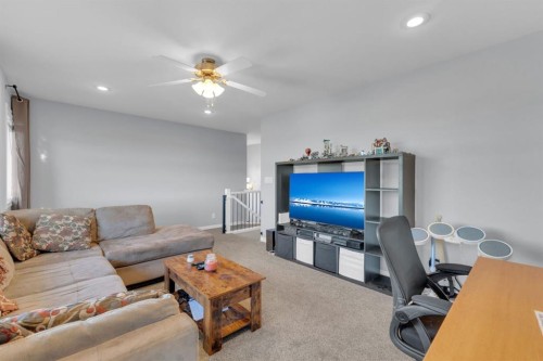38 Rolling Hills Bay, Blackfalds, AB - Indoor Photo Showing Living Room