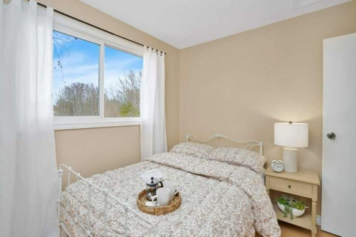 8 Sunnyside Drive, Rural Ponoka County, AB - Indoor Photo Showing Bedroom