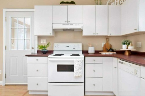 8 Sunnyside Drive, Rural Ponoka County, AB - Indoor Photo Showing Kitchen