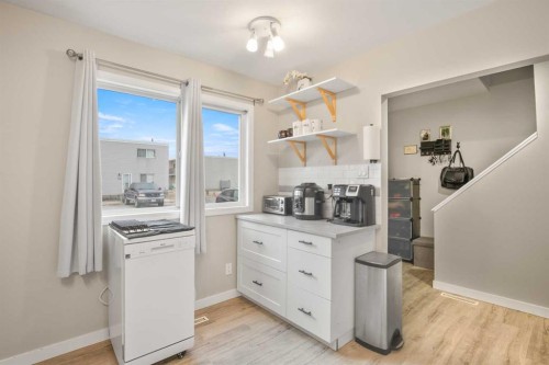 202-4719 33 Street, Red Deer, AB - Indoor Photo Showing Kitchen