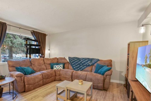 202-4719 33 Street, Red Deer, AB - Indoor Photo Showing Living Room