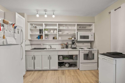 202-4719 33 Street, Red Deer, AB - Indoor Photo Showing Kitchen