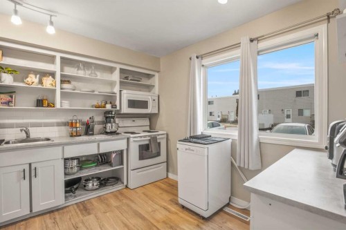 202-4719 33 Street, Red Deer, AB - Indoor Photo Showing Kitchen