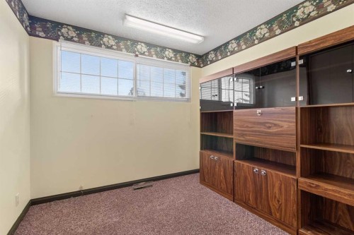 21 Freemont Close, Red Deer, AB - Indoor Photo Showing Other Room