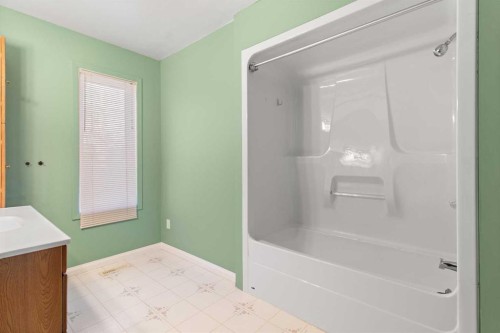 21 Freemont Close, Red Deer, AB - Indoor Photo Showing Bathroom