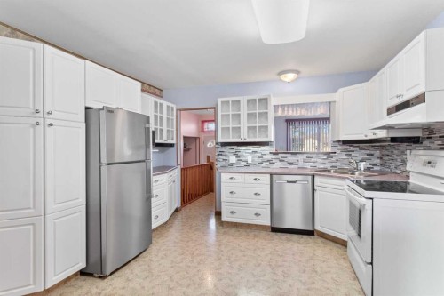 21 Freemont Close, Red Deer, AB - Indoor Photo Showing Kitchen