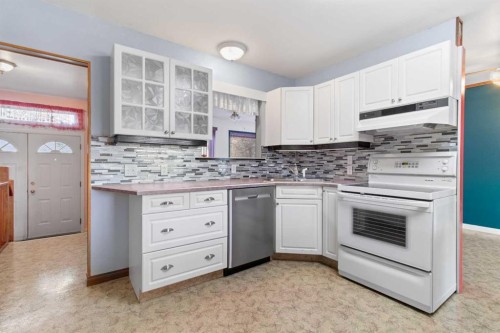 21 Freemont Close, Red Deer, AB - Indoor Photo Showing Kitchen