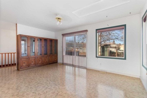 21 Freemont Close, Red Deer, AB - Indoor Photo Showing Other Room