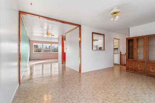 21 Freemont Close, Red Deer, AB - Indoor Photo Showing Other Room