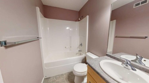 6028 52 Avenue, Stettler, AB - Indoor Photo Showing Bathroom