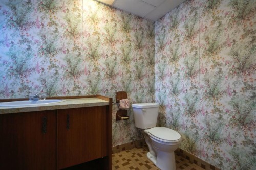 5714 48B Avenue, Camrose, AB - Indoor Photo Showing Bathroom