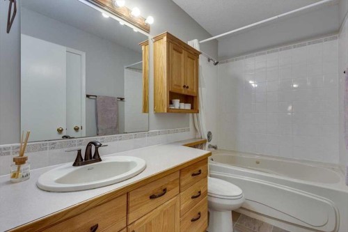 14 Lawrence Crescent, Red Deer, AB - Indoor Photo Showing Bathroom