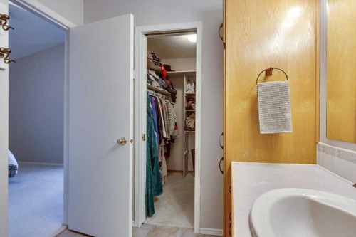 14 Lawrence Crescent, Red Deer, AB - Indoor Photo Showing Bathroom