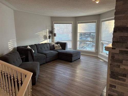 14 Lawrence Crescent, Red Deer, AB - Indoor Photo Showing Living Room