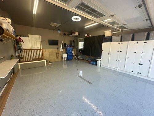 4332 51 Avenue, Hardisty, AB - Indoor Photo Showing Garage