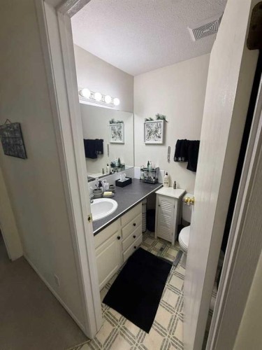 201-5519 Kerry Wood Drive, Red Deer, AB - Indoor Photo Showing Bathroom
