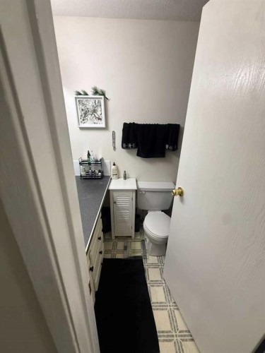 201-5519 Kerry Wood Drive, Red Deer, AB - Indoor Photo Showing Bathroom
