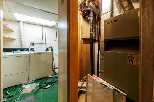 4804 Broadway Avenue, Blackfalds, AB - Indoor Photo Showing Laundry Room