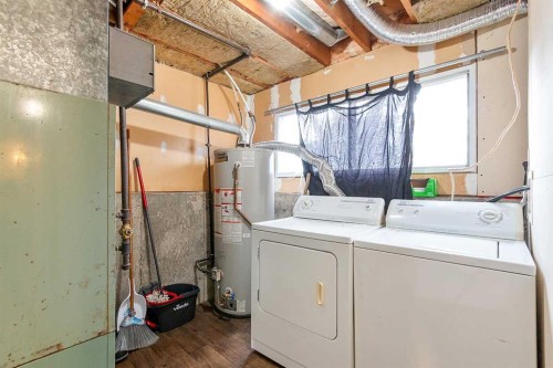 5209 42 Street, Olds, AB - Indoor Photo Showing Laundry Room