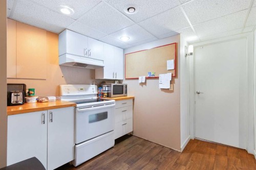 5209 42 Street, Olds, AB - Indoor Photo Showing Kitchen