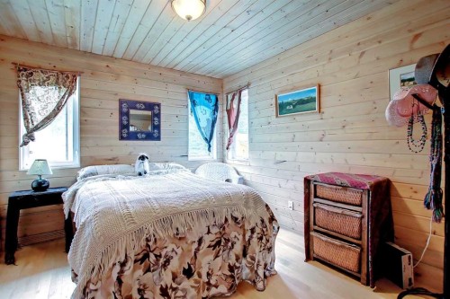 53309 A 65 Range, Gainford, AB - Indoor Photo Showing Bedroom