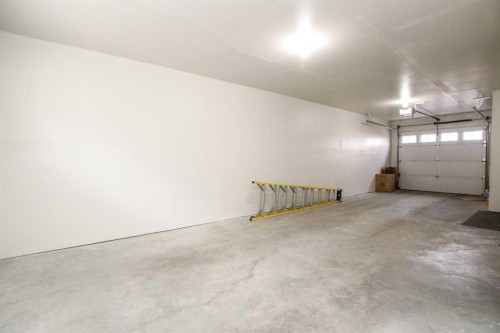 404-125 Caribou Crescent, Red Deer, AB - Indoor Photo Showing Garage