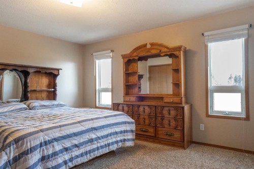 5404 49 Ave, Alix, AB - Indoor Photo Showing Bedroom