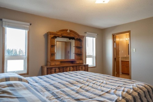 5404 49 Ave, Alix, AB - Indoor Photo Showing Bedroom
