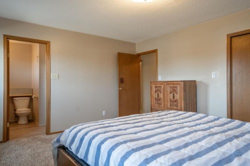 5404 49 Ave, Alix, AB - Indoor Photo Showing Bedroom