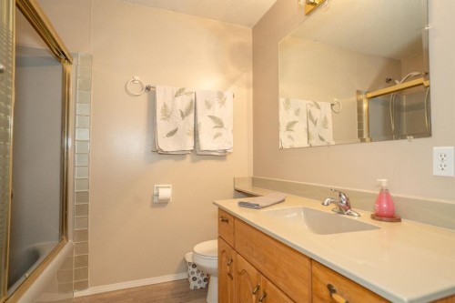 5404 49 Ave, Alix, AB - Indoor Photo Showing Bathroom