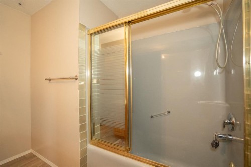 5404 49 Ave, Alix, AB - Indoor Photo Showing Bathroom