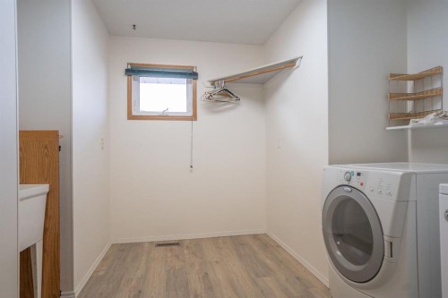 5404 49 Ave, Alix, AB - Indoor Photo Showing Laundry Room
