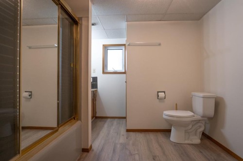 5404 49 Ave, Alix, AB - Indoor Photo Showing Bathroom