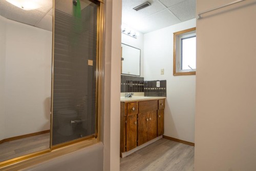 5404 49 Ave, Alix, AB - Indoor Photo Showing Bathroom