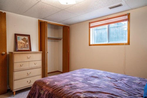 5404 49 Ave, Alix, AB - Indoor Photo Showing Bedroom