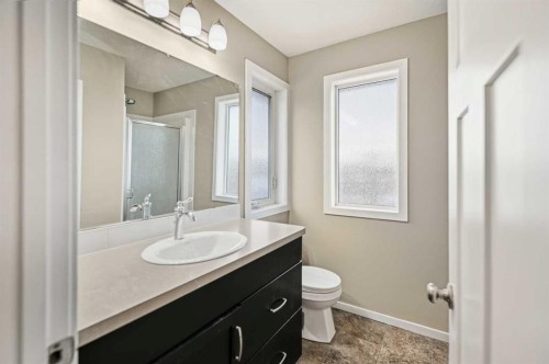1-5301 Windward Place, Sylvan Lake, AB - Indoor Photo Showing Bathroom
