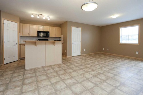 17-33 Jennings Crescent, Red Deer, AB - Indoor Photo Showing Kitchen