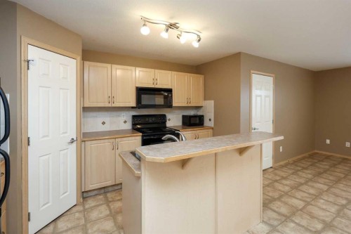 17-33 Jennings Crescent, Red Deer, AB - Indoor Photo Showing Kitchen