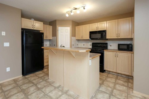 17-33 Jennings Crescent, Red Deer, AB - Indoor Photo Showing Kitchen