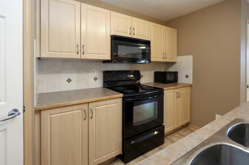 17-33 Jennings Crescent, Red Deer, AB - Indoor Photo Showing Kitchen