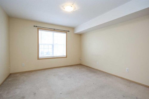 17-33 Jennings Crescent, Red Deer, AB - Indoor Photo Showing Other Room