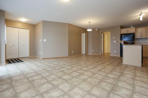17-33 Jennings Crescent, Red Deer, AB - Indoor Photo Showing Kitchen