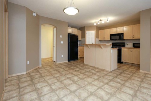 17-33 Jennings Crescent, Red Deer, AB - Indoor Photo Showing Kitchen