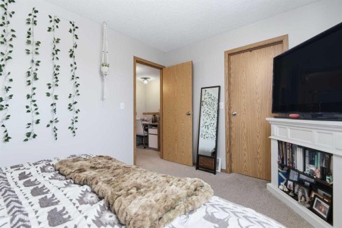 598-100 Jordan Parkway, Red Deer, AB - Indoor Photo Showing Bedroom