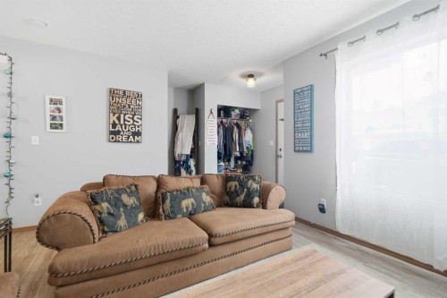 598-100 Jordan Parkway, Red Deer, AB - Indoor Photo Showing Living Room